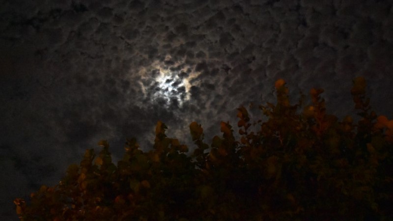 lune au ciel de nuages